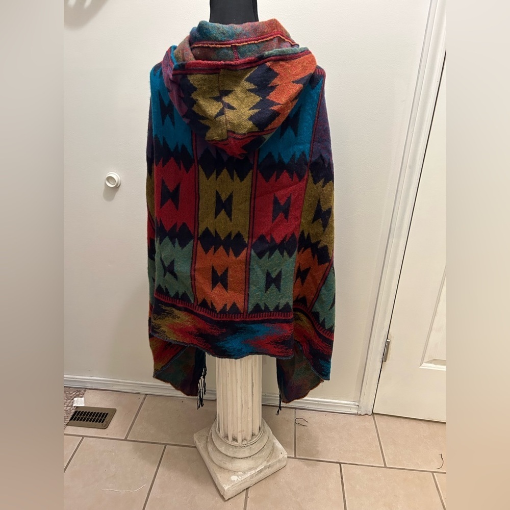 Euty Two Buttoned Southwestern Pattern Poncho tri… - image 4